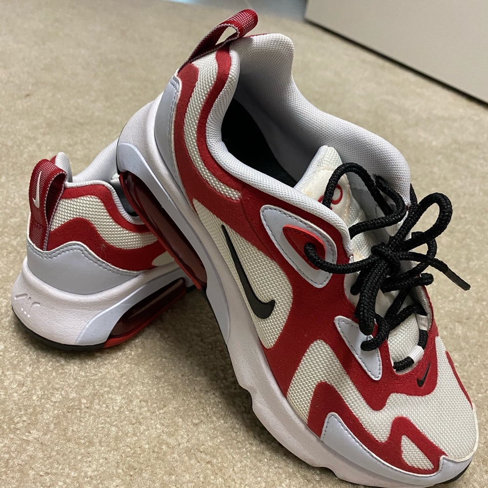 Women’s Nike sneakers. Brand new. Size 7.5